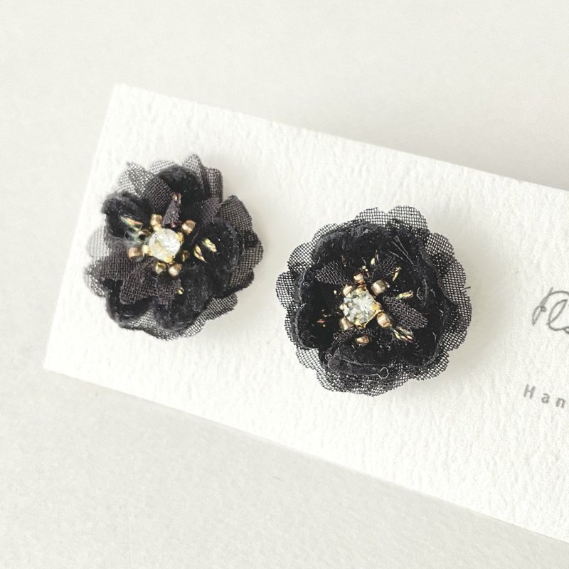 小さなコサージュの様な布花ピアス　黒牡丹　シンプル　シック　かわいい　ステンレス　アレルギー対応　ピアス　イヤリング - 耳環/耳夾/耳骨夾 - 聚酯纖維 黑色