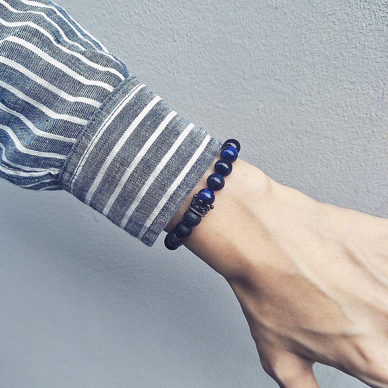 Elastic beaded bracelet with multi-stone and a crown-shaped charm - Bracelets - Semi-Precious Stones Blue