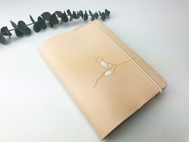 Little Fox Series Leather Hand-engraved Passport Holder-Guardian + Asleep - สมุดบันทึก/สมุดปฏิทิน - หนังแท้ สีกากี