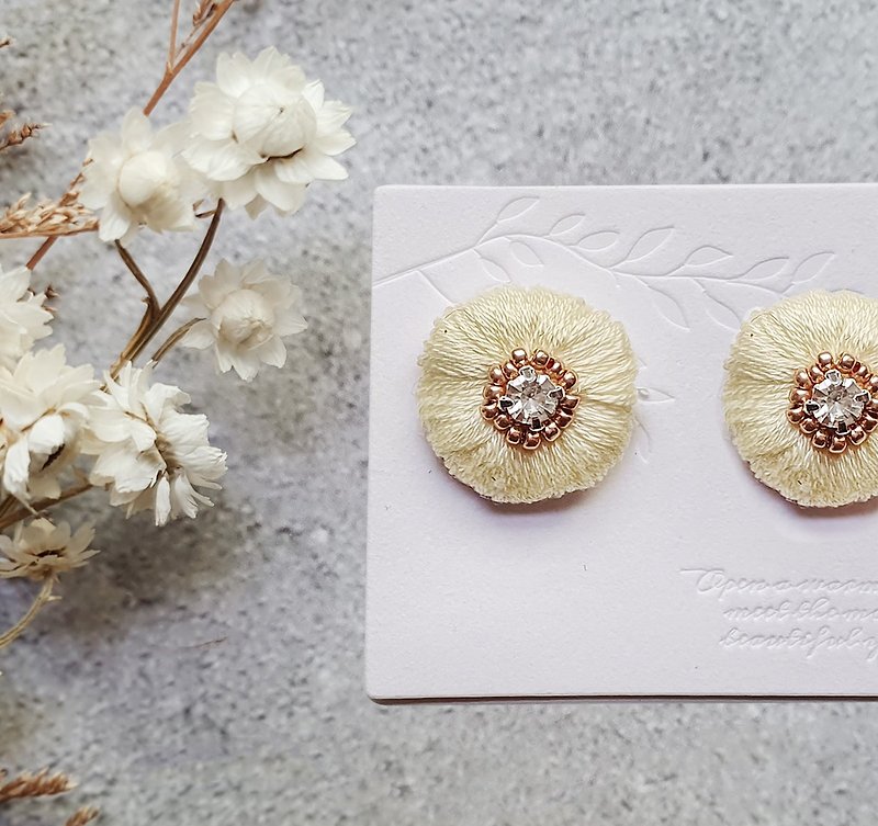 Chunhua multi-color hand embroidered earrings and Clip-On - ต่างหู - ไข่มุก หลากหลายสี