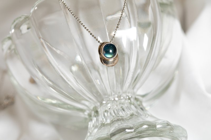 It's a sixpence, it's also a white moonlight, Teal two-color moonstone Silver. - Necklaces - Jade 