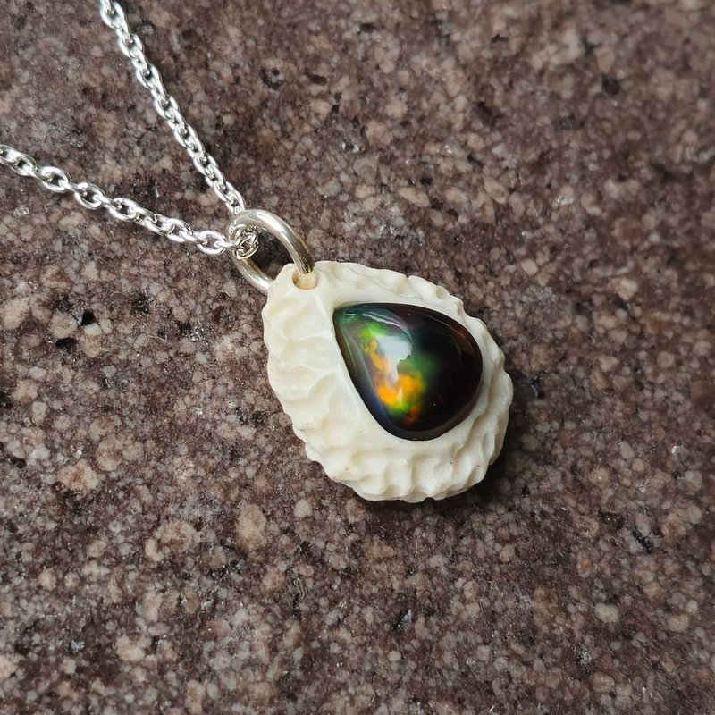 Deer antler black opal necklace - สร้อยคอ - เครื่องเพชรพลอย สีดำ