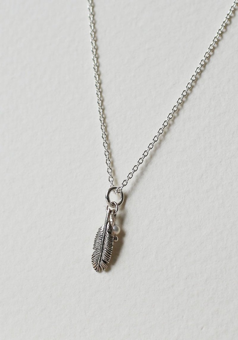 Petite Fille Handmade Silver Pendant Small Feathers Sterling Silver Pendant - Necklaces - Other Metals Silver