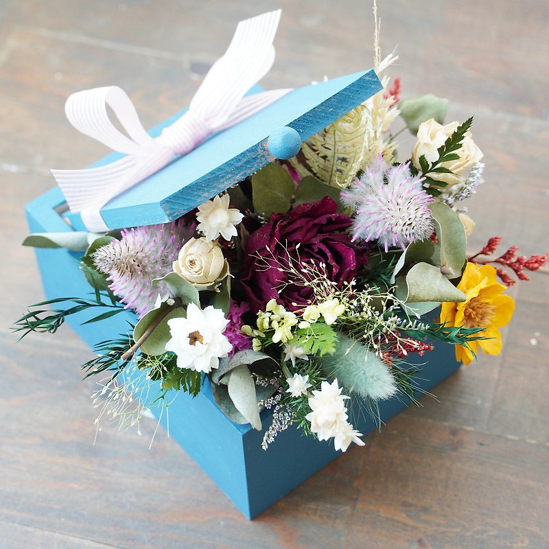 [Mother's Day Gift] Flower Gift Box filled with flowers and plants - ช่อดอกไม้แห้ง - พืช/ดอกไม้ 
