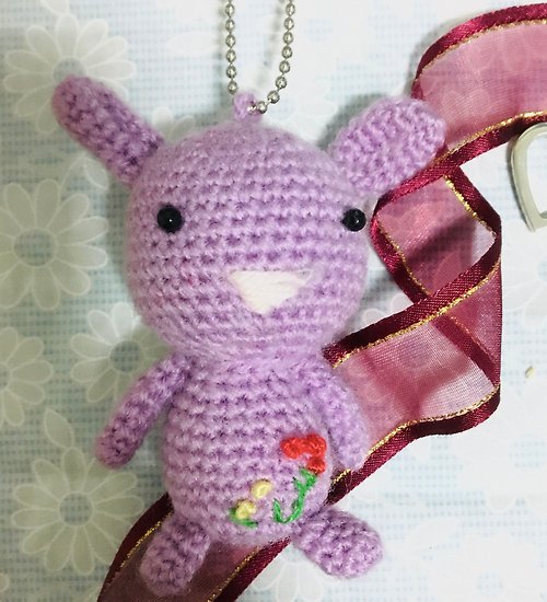 リア✿Lia Studio ⁞莉亞設計 兔年行大運-手作微笑彩晶兔系列編織吊飾 | 紫繡彩晶兔款