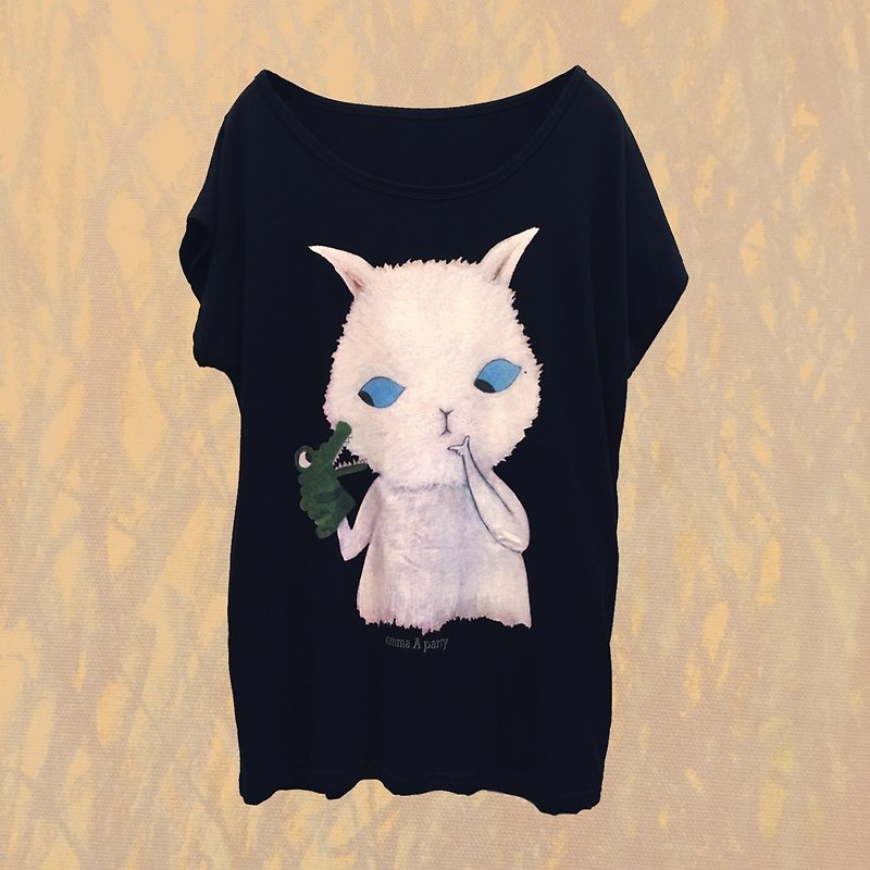 emmaApartyイラストロングバージョンT：人形猫 - Tシャツ - コットン・麻 ブラック