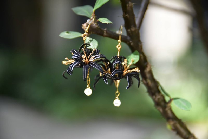 Twisted Flower Bianhua Earrings (Black) Chunzaihua - ต่างหู - งานปัก 