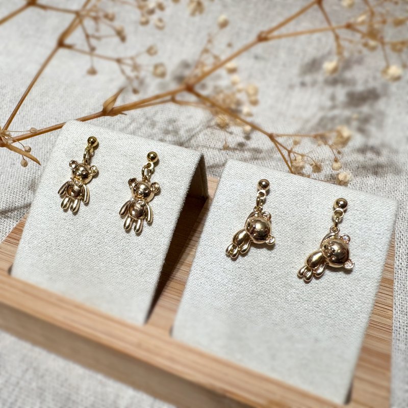 Bow tie/flying bear earrings. ear hooks. Clip-On - ต่างหู - โลหะ สีทอง