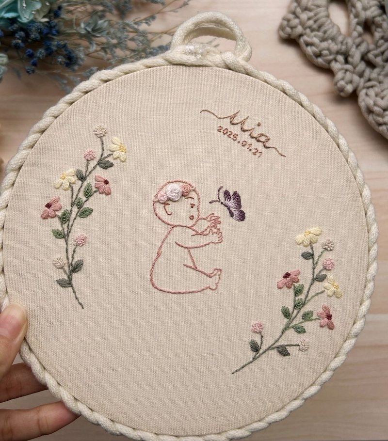 【客製】寶寶與蝴蝶刺繡掛飾 / 客製寶寶名字 / 出生日期 - 似顏繪/客製畫 - 繡線 