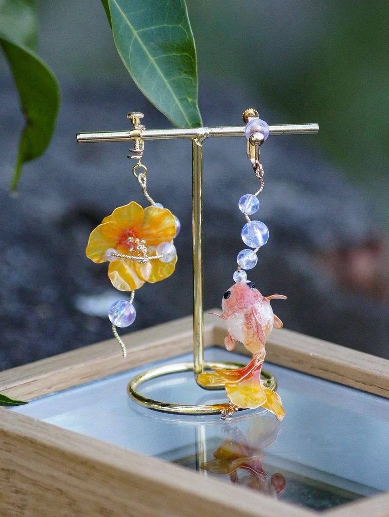 【魚悅花舞】扶桑花金魚 水晶花耳環 - 耳環/耳夾/耳骨夾 - 樹脂 橘色