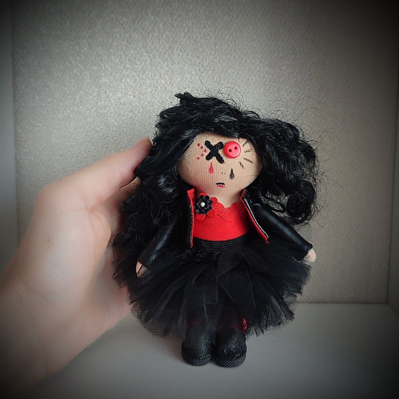 Creepy Doll.  Small creepy doll. Horror doll decor. Handmade doll. - ตุ๊กตา - ผ้าฝ้าย/ผ้าลินิน หลากหลายสี