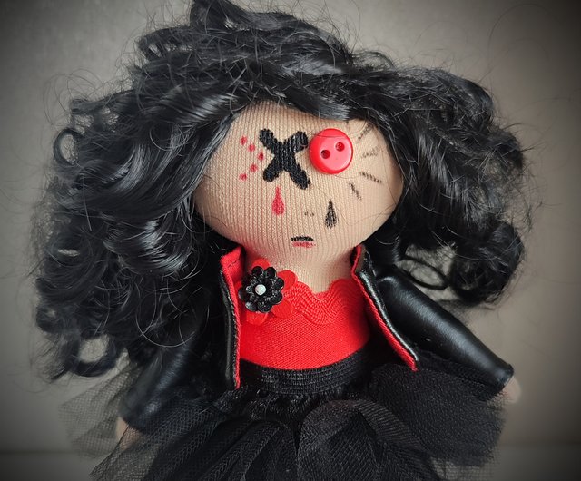 不気味な人形。小さな不気味な人形。ホラー人形の装飾。手作りの人形