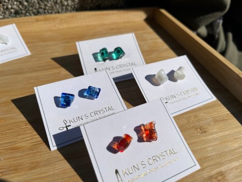 Kun’s Crystal 坤水晶 玻璃塊耳環(耳針、耳夾) | 玻璃熾造 工坊手作