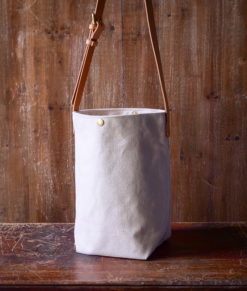 University Shoulder Bag 1.5・White - กระเป๋าแมสเซนเจอร์ - ผ้าฝ้าย/ผ้าลินิน ขาว