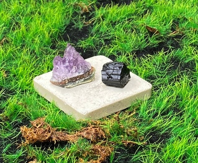 天然の紫色のスカポライトと緑のトルマリン