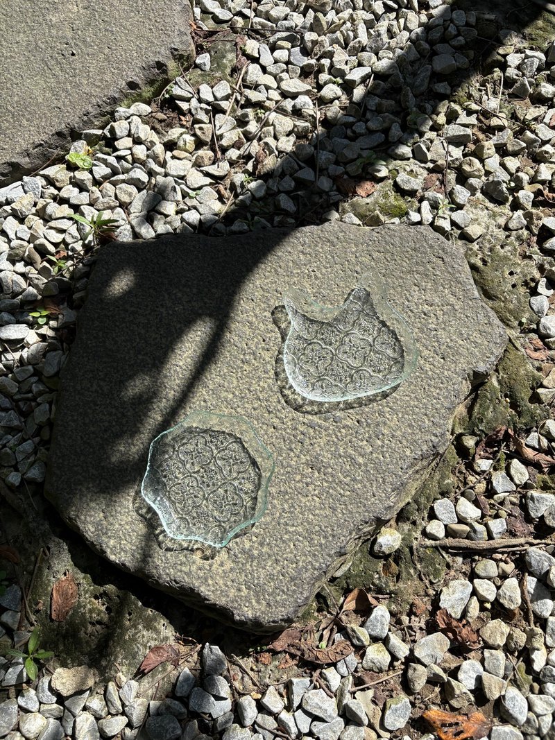 カイドウ 花柄型押しガラスプレート - 皿・プレート - ガラス 