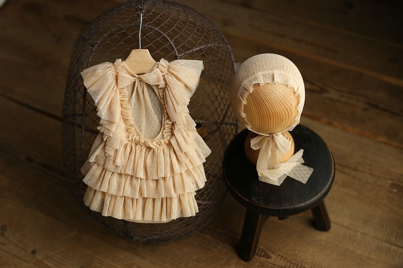 Beige bodysuit with lace for newborn girls: the perfect outfit for a little girl - Baby Accessories - Other Metals Khaki