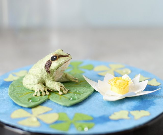 カエルと睡蓮の花咲く池で 和紙インテリア/置物 和紙のテラリウム/和紙の箱庭 - ショップ 和紙クラフト みずのき 置物 - Pinkoi