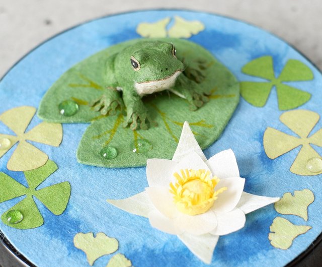 カエルと睡蓮の花咲く池で 和紙インテリア/置物 和紙のテラリウム/和紙の箱庭 - ショップ 和紙クラフト みずのき 置物 - Pinkoi