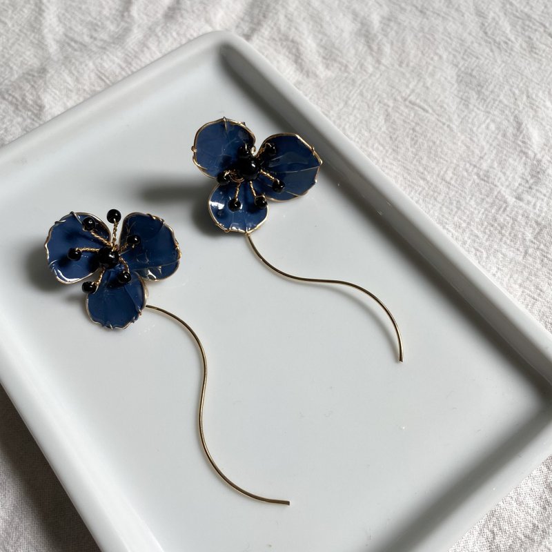 Blaue Blume Blue Flower and Gold Branch Drop Earrings - Earrings & Clip-ons - Other Metals Blue