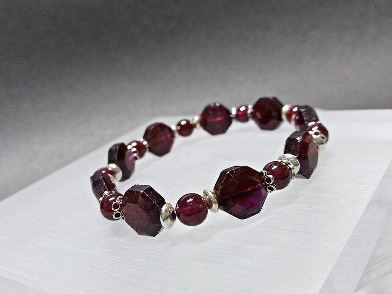 Red Octagon - natural purple teeth garnet sterling silver bracelet - สร้อยข้อมือ - เครื่องเพชรพลอย สีแดง