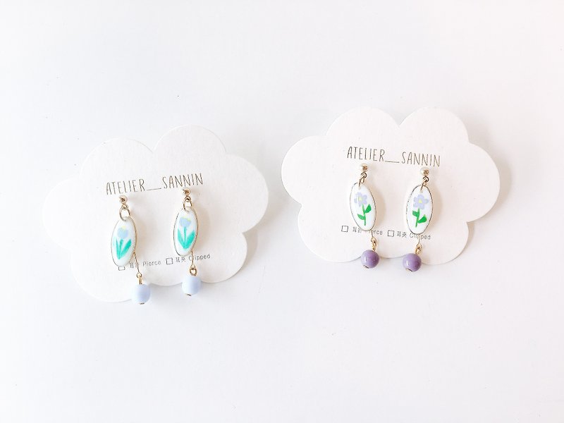 Small flower two-color hand-painted draping handmade earrings ear clips / ear clips in the picture frame - ต่างหู - วัสดุอื่นๆ ขาว