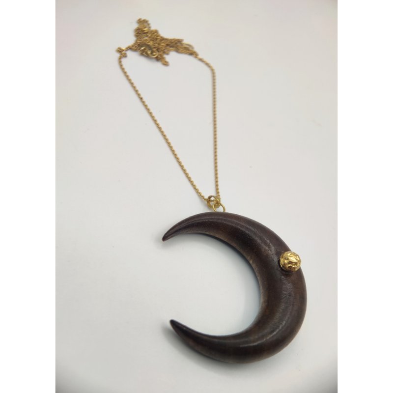 Wooden handmade pendant. with 18k gold. Necklace. Walnut wood. - 項鍊 - 木頭 
