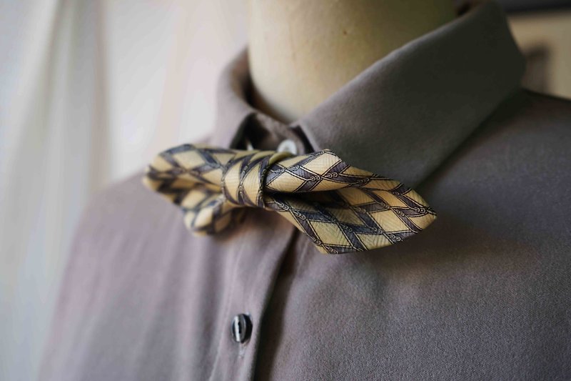 Papa'sBowTie Antique Cloth Flower Tie Remanufactured Hand Bow Tie-Diamond Goose Yellow-Wide Version - หูกระต่าย/ผ้าพันคอผู้ชาย - ผ้าไหม สีเหลือง