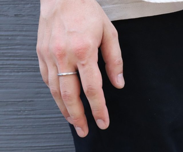 錫 (スズ) × silver リング【Line Hammered Tin Ring 】金属 シルバー ペアリング 日本 - ショップ  CHIDAYA. リング・指輪 - Pinkoi