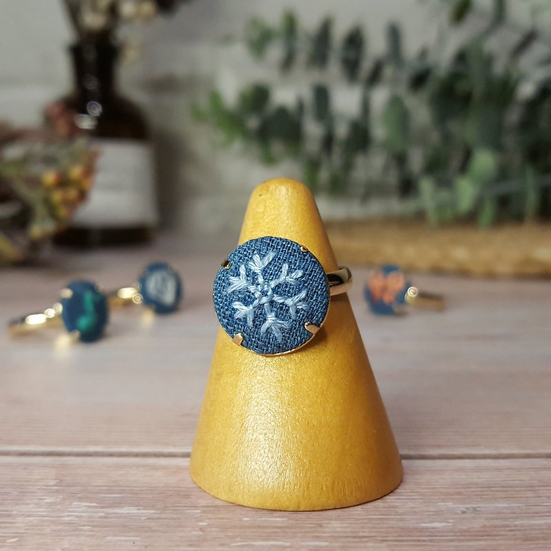 Embroidered cloth ring _ blue series _ snowflake - แหวนทั่วไป - งานปัก 