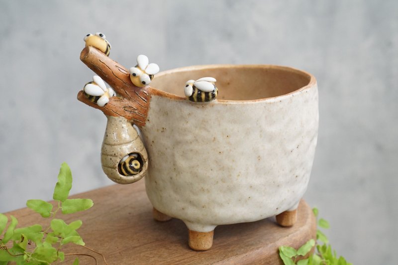 Plant pot with a bee ,two tone,cactus,ceramics,pottery,handmade - 花瓶/花器 - 陶 卡其色