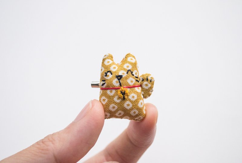 招財貓胸針 fortune cat mini brooch pin - เข็มกลัด - วัสดุอื่นๆ สีทอง