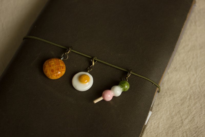 Hand-made clay hand-painted three-color balls, pineapple bread, poached egg, hand account, pendant pin - พวงกุญแจ - ดินเหนียว ขาว