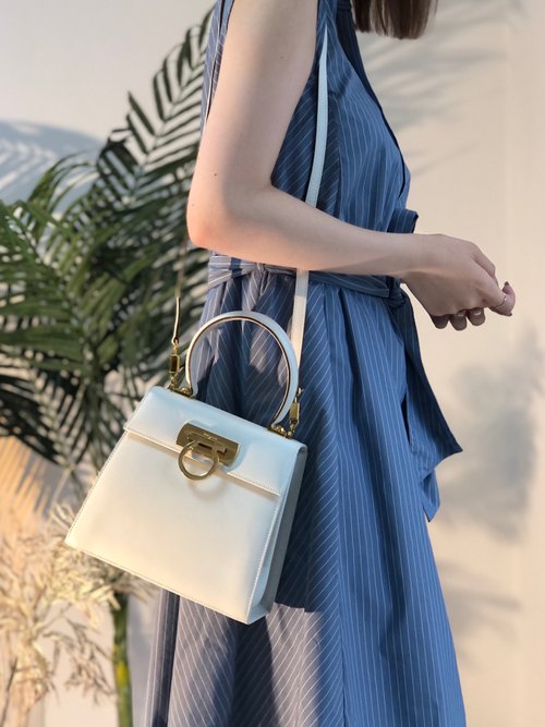 Ferragamo ホワイトレザーハンドバッグ　ガンチーニ サルヴァトーレフェラガモ ガンチーニ ハンドバッグ ショルダー