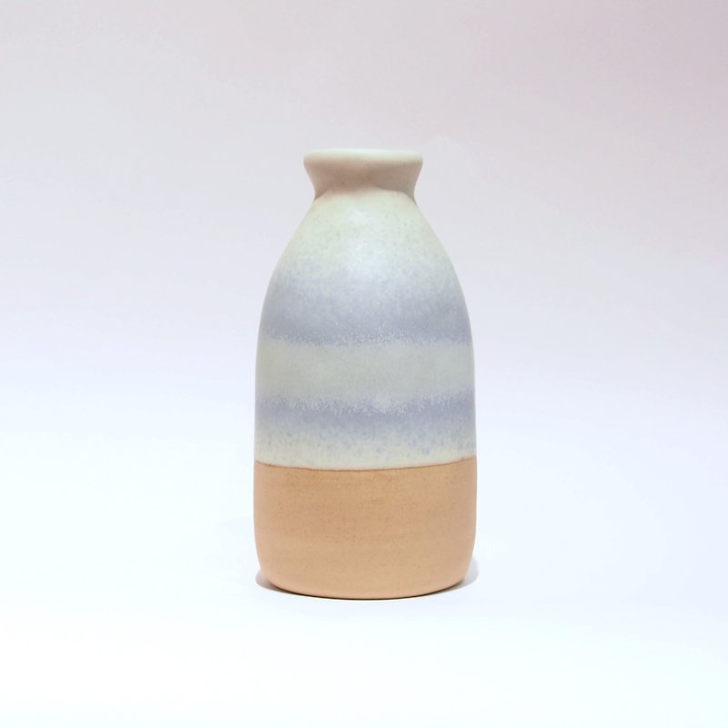 手作りのグラデーションブルー牛乳瓶フラワーアレンジメント - 花瓶・植木鉢 - 陶器 ブルー