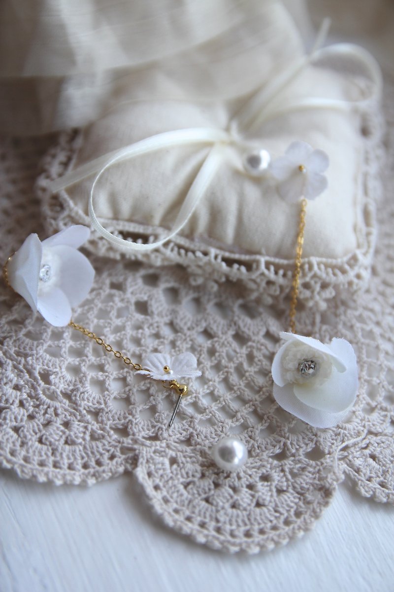 Floral Earrings , Flower Earrings , Artificial Flower Earrings , Jewellery - ต่างหู - พืช/ดอกไม้ ขาว
