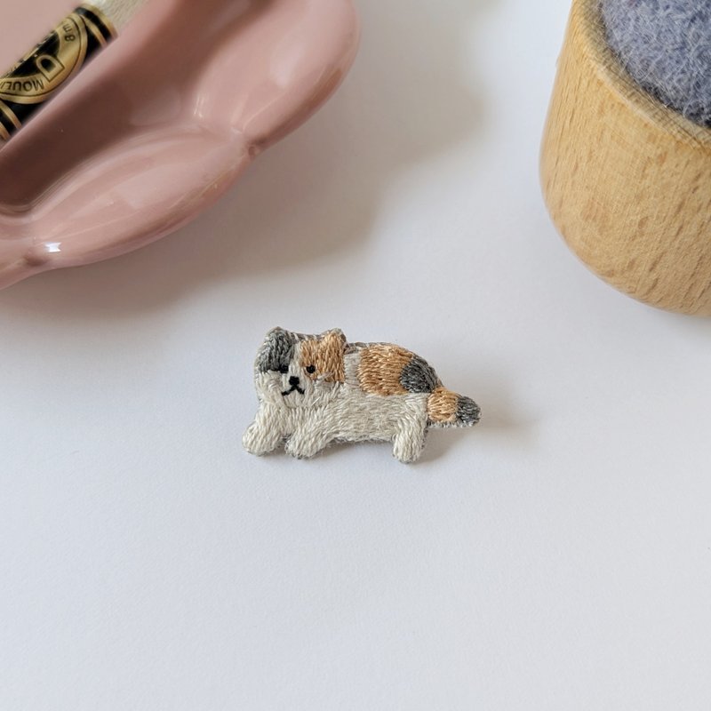 寝そべるねこ(三毛猫)　刺繍ブローチ - 胸針 - 繡線 咖啡色