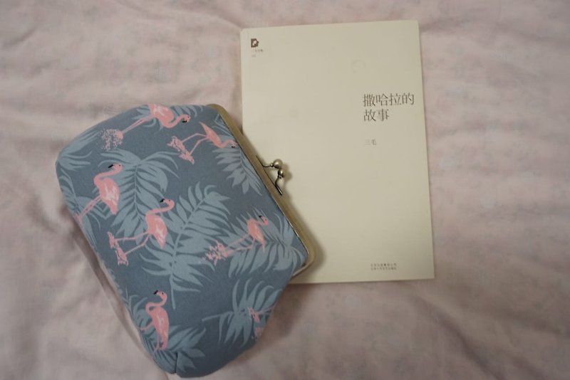 flamingo pink flamingo clutch bag mouth gold cosmetic bag - กระเป๋าคลัทช์ - ผ้าฝ้าย/ผ้าลินิน สึชมพู