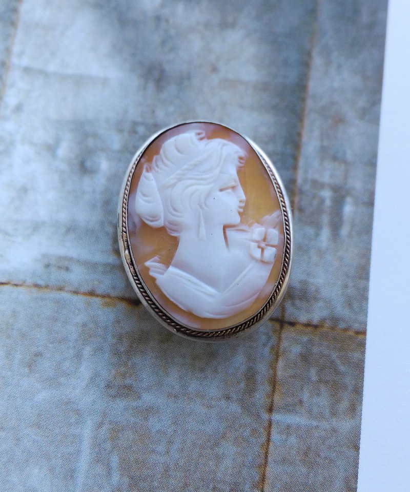 Vintage Jewelry 西洋古董飾品  優美古典 Cameo 貝雕 小巧 別針 - 徽章/別針 - 其他金屬 金色