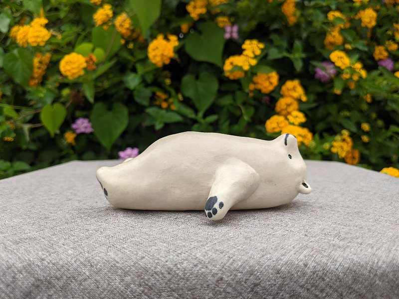 Hand Pinch Pottery-Polar Bear (Lying) - ของวางตกแต่ง - เครื่องลายคราม ขาว