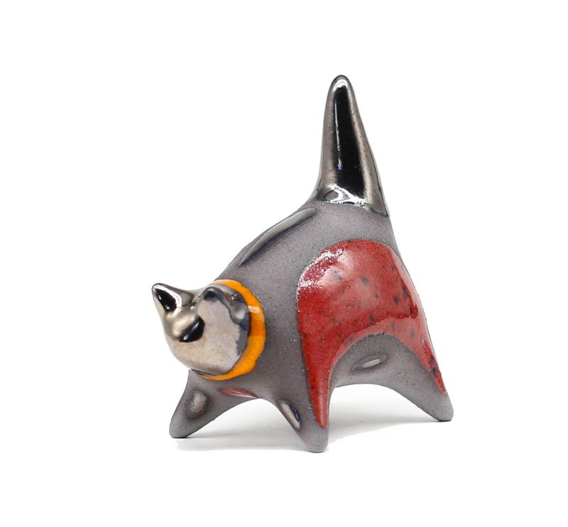 Handmade Ceramic Cat Figurine – Unique Animal Sculpture with Red Glaze - 擺飾/家飾品 - 黏土 紅色
