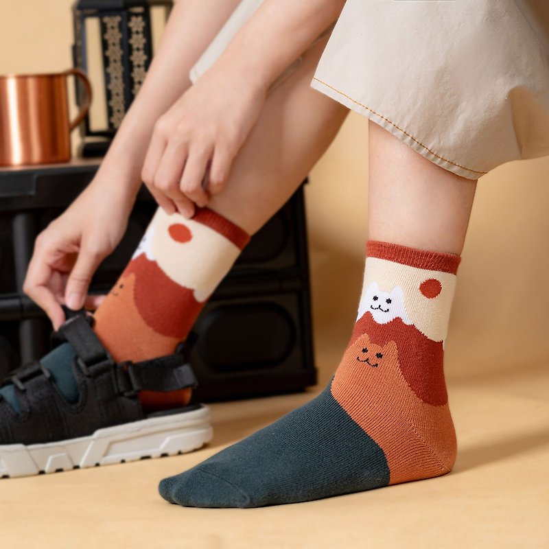 【Mount Fuji Coffee Meow】Full version mid-tube socks I Taiwan original design socks / Z0010 - Socks - Cotton & Hemp Brown