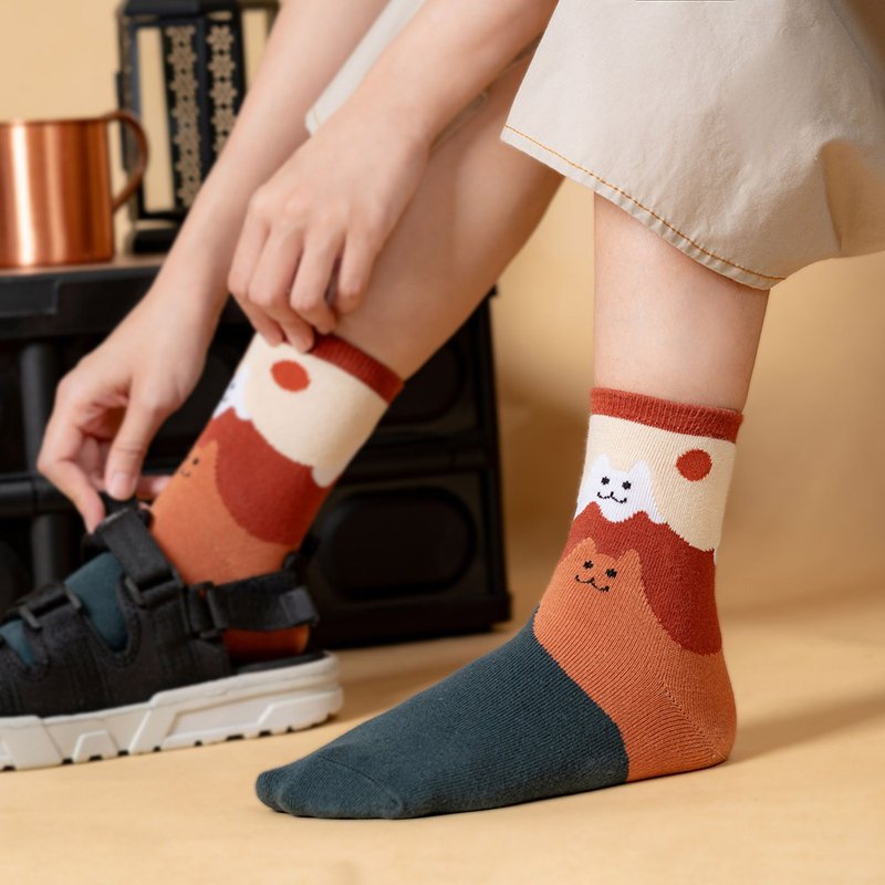 【Mount Fuji Coffee Meow】Full version mid-tube socks I Taiwan original design socks / Z0010 - ถุงเท้า - ผ้าฝ้าย/ผ้าลินิน สีนำ้ตาล