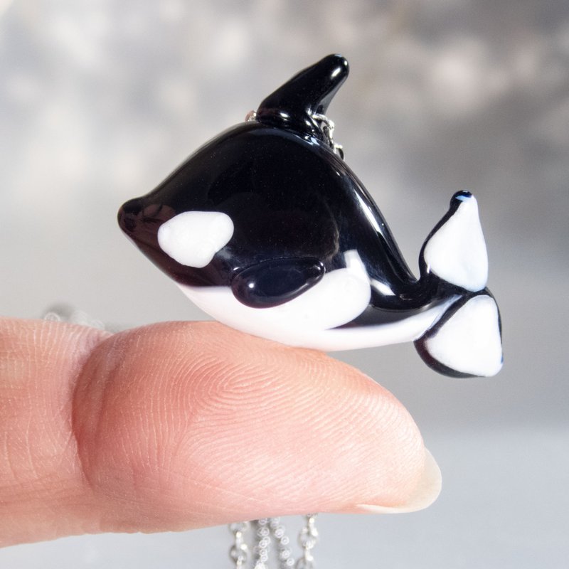 Tiny Orca Blown Glass Pendant - 項鍊 - 玻璃 藍色