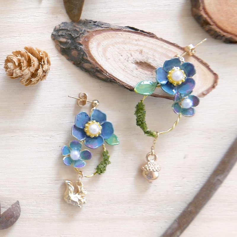 Aramore 秋天的森林系列藍花、松鼠和松果耳環 - 耳環/耳夾 - 紙 藍色