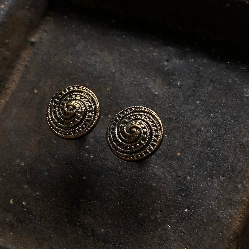 Bronze Swirl Pin Earrings - ต่างหู - พลาสติก สีทอง