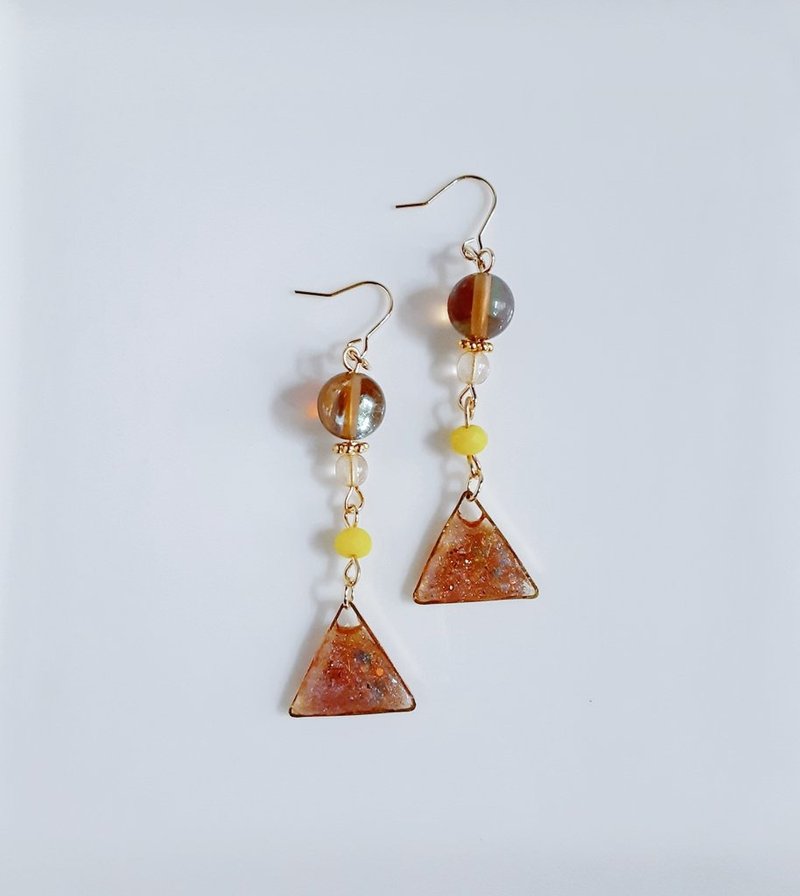 Luna Flash and triangular resin parts make these autumn-colored earrings look great. Topaz, stylish, lightweight, gift, autumn, resin, birthday gift, can be changed to hypoallergenic earrings or Clip-On. - ต่างหู - เรซิน สีนำ้ตาล