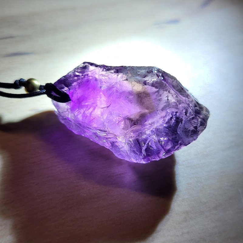 •touch• 紫水晶帶金字塔 與黃銅配飾項鍊 - 項鍊 - 水晶 紫色