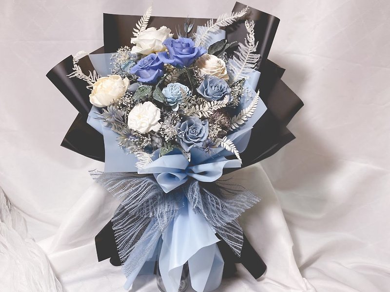 Gray blue calm bouquet with paper bag bouquet birthday gift wedding gift anniversary Valentine's Day - ช่อดอกไม้แห้ง - พืช/ดอกไม้ สีน้ำเงิน