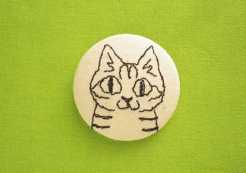 猫顔の刺繍ブローチ（とら） - 胸針 - 棉．麻 